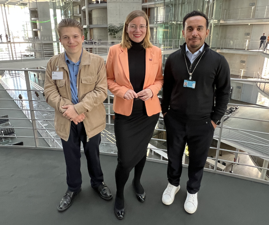 Du betrachtest gerade Junge Menschen im Parlament