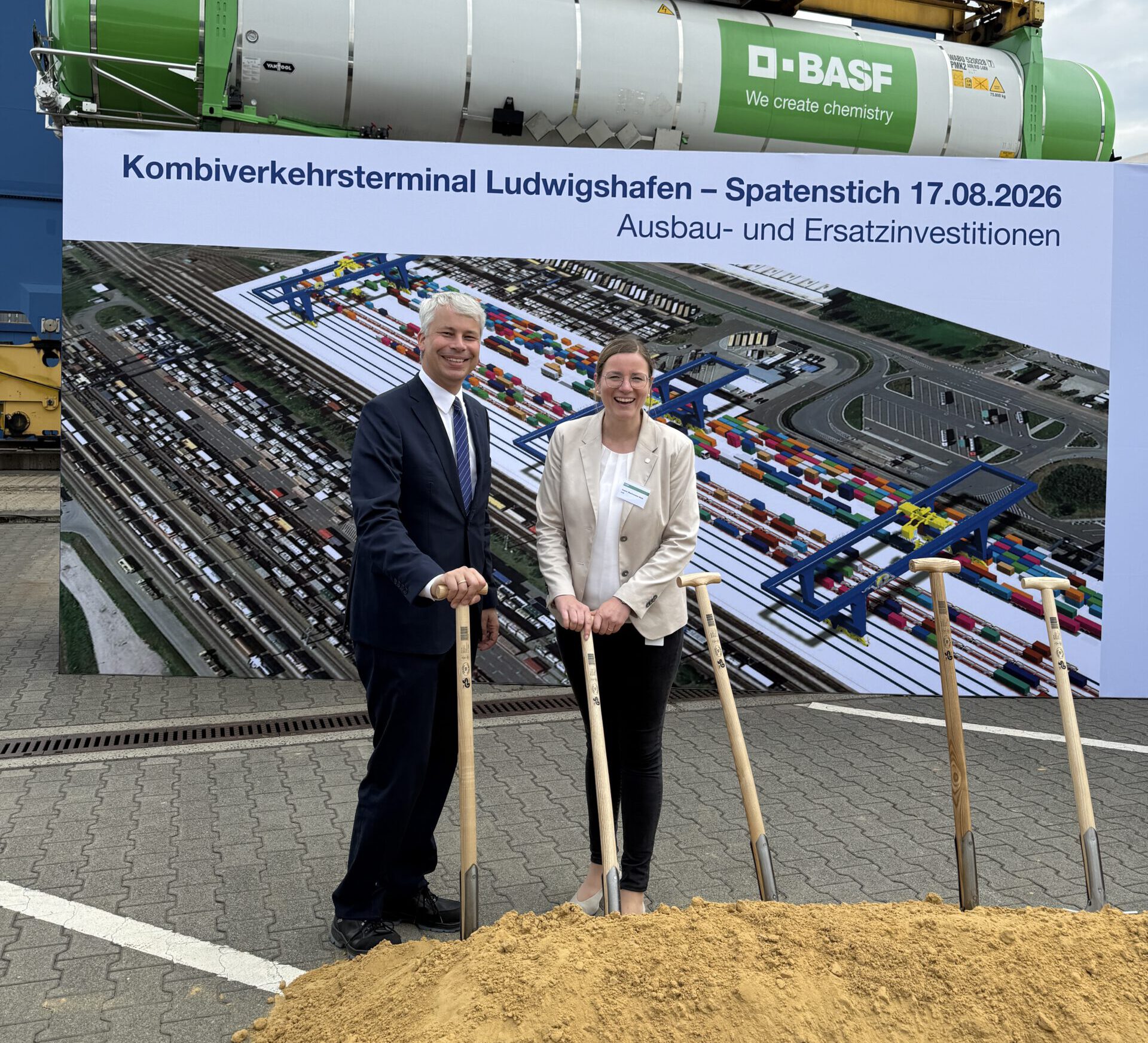 Du betrachtest gerade Spatenstich beim Kombinationsterminal der BASF